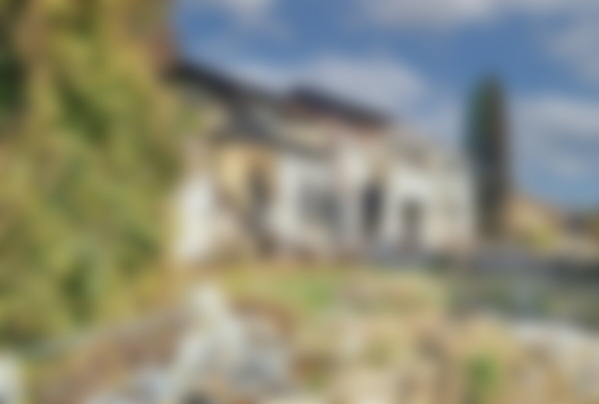 Residências civis calcinadas no Kibutz Be'eri após a invasão de 7 de outubro (imagem com filtro de desfoque)