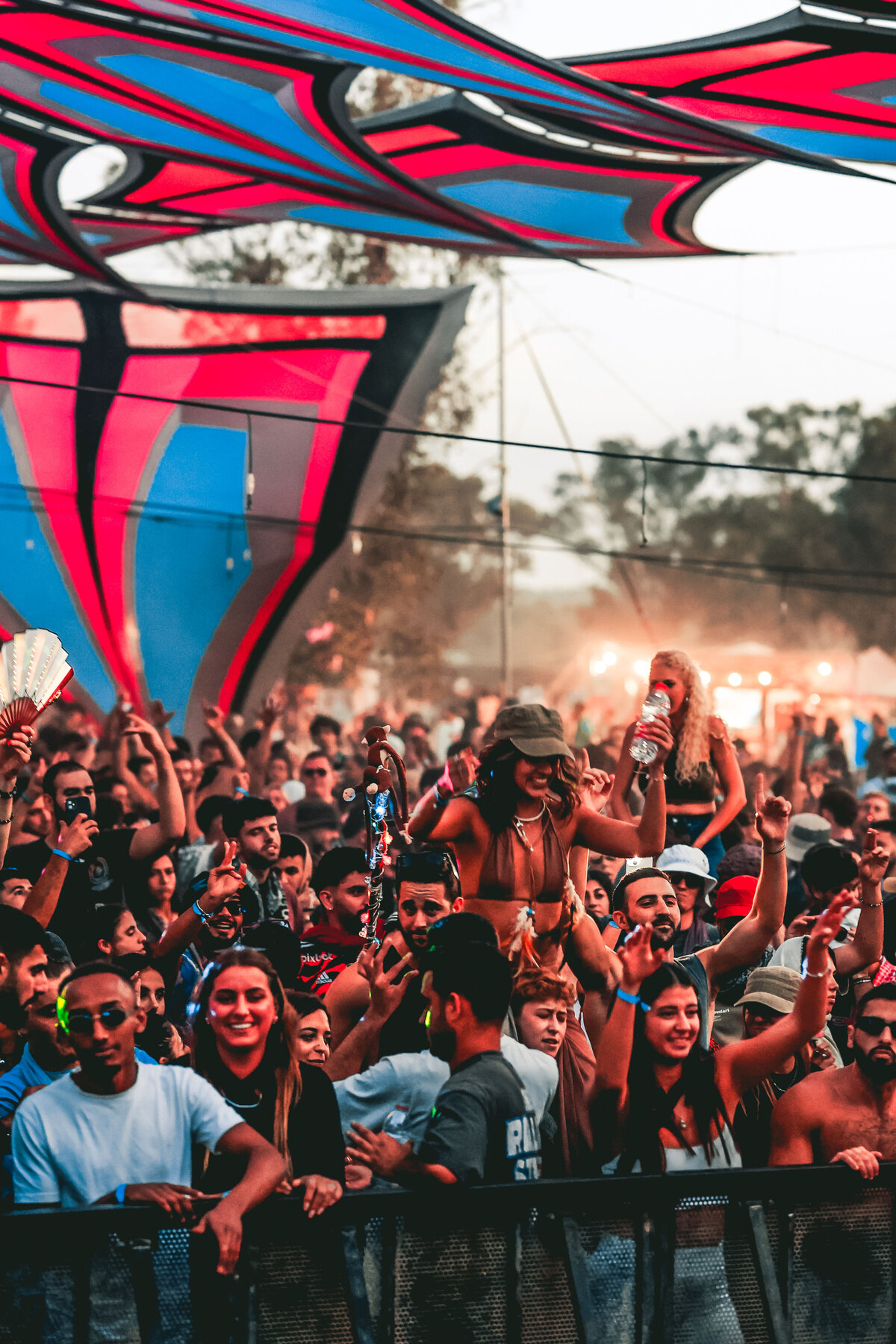 Público jovem reunido durante o festival de música Supernova Universo Paralello em Re'im antes do ataque de 7 de outubro