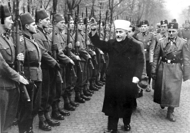 Amin al-Husseini inspecionando voluntários muçulmanos da divisão Handschar da Waffen-SS, 1943