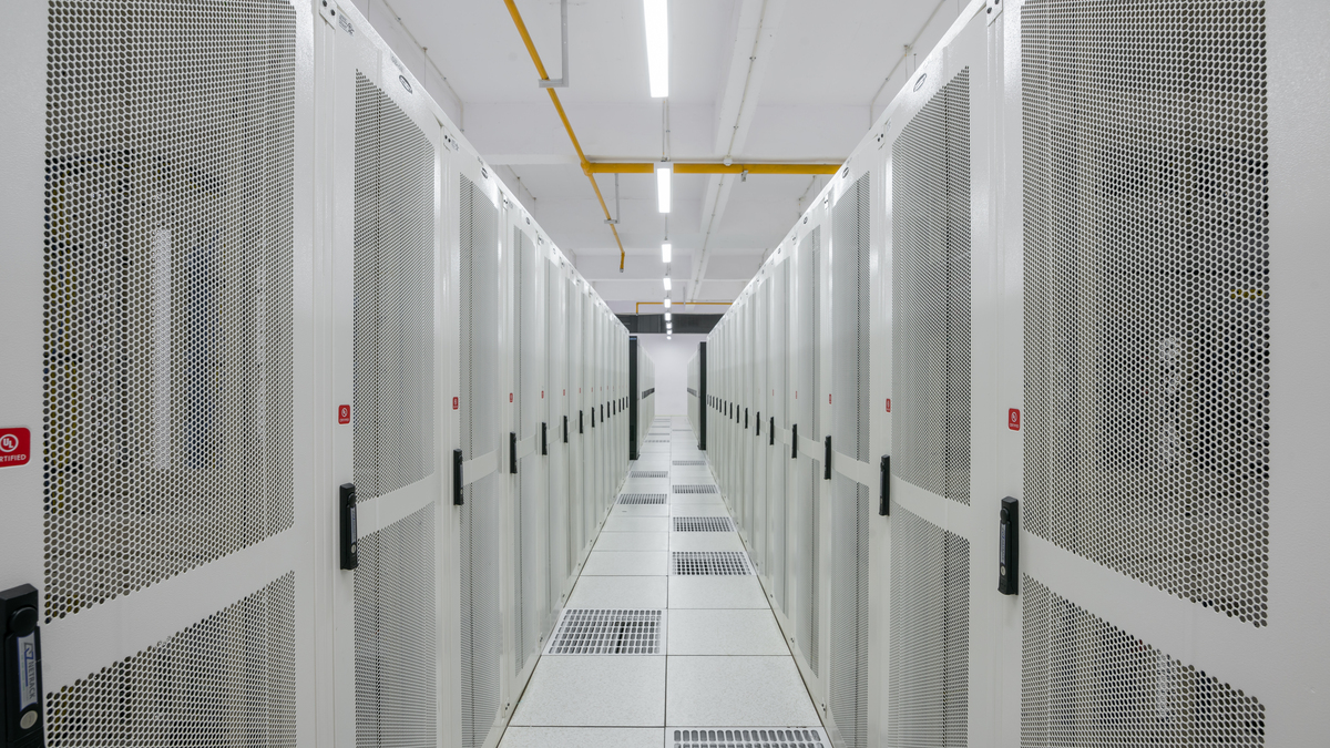 Racks de servidores em um centro de processamento de dados corporativo