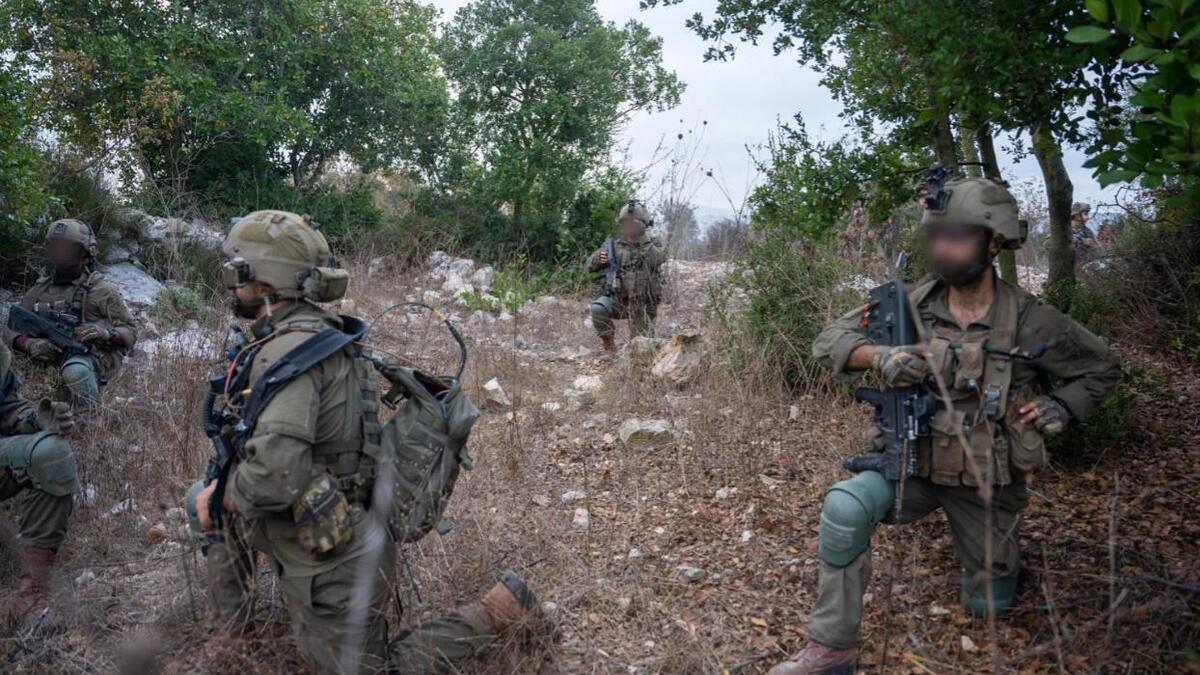 Tropas de infantaria da Brigada Golani operando em treinamento de combate no terreno montanhoso do Norte de Israel