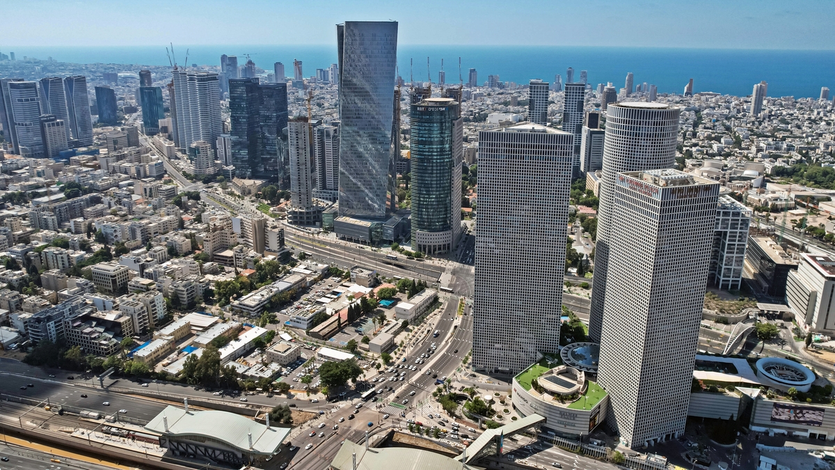 Edifícios corporativos e sedes de tecnologia no complexo Sarona e Avenida Menahem Begin, coração financeiro de Tel Aviv